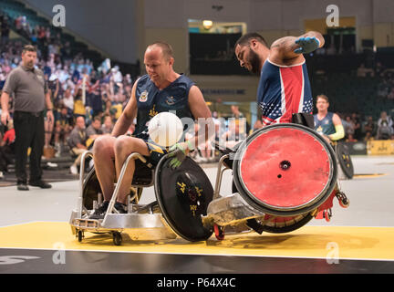 Us Marine Corps veteran Jorge Salazar Hits ein Gegner als das US-Team Australien Niederlagen im Halbfinale Rollstuhl Rugby Match während Invictus Games 2016 ESPN weite Welt des Sports in den Walt Disney World, Orlando, Fla., 11. Mai 2016. Die Invictus Spiele sind der Britischen Version der Krieger Spiele, die verletzten Veteranen aus 14 Nationen für Veranstaltungen wie Leichtathletik, Bogenschießen, Rollstuhlbasketball, Straße Radfahren, Hallenbad Rudern, Rollstuhl Rugby, Schwimmen, Volleyball und ein Driving Challenge. (DoD Foto von Roger Wollenberg/Freigegeben) Stockfoto