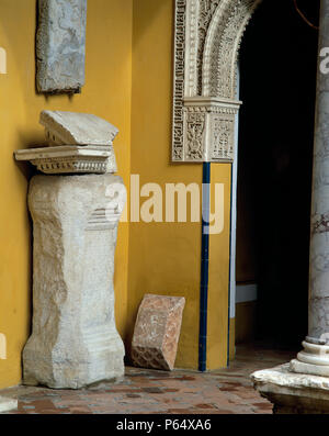 Tür mit Rock und Säule, Casa de Pilatos, Sevilla, Spanien Stockfoto