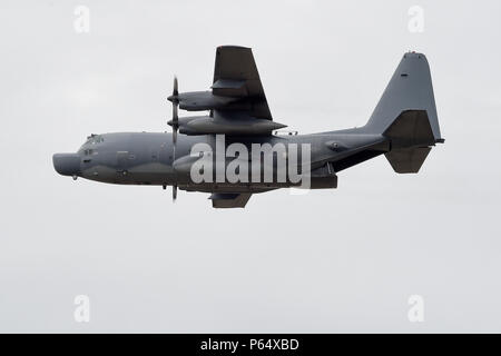 Ein US Air Force MC-130H Combat Talon II, die 1 Special Operations Squadron aus Kadena Air Base, Okinawa, Japan, macht einen Tiefpass, bevor Sie einen Container Delivery System über malemute Drop Zone während der roten Flagge Alaska 16-1 bei Joint Base Elmendorf-Richardson, 11. Mai 2016. Rote Flagge Alaska 16-1 bietet eine gemeinsame Offensive, Zähler, Verbot, Close Air Support, und große Kraft Ausbildung in einer simulierten Umgebung bekämpfen. Der MC-130 Combat Talon II ist in der Lage, Truppen und Ausrüstung in den Bereichen verweigert, bei schlechtem Wetter in der Nacht von airdro Stockfoto