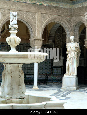 Springbrunnen und Statue in einem Innenhof, Casa de Pilatos, Sevilla, Spanien Stockfoto