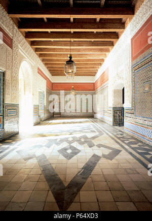 Flur mit Fliesenboden und Pendelleuchte, Casa Pilatos, Sevilla, Spanien Stockfoto