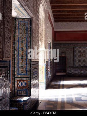 Traditionelles Zimmer mit Mosaik auf Wand, geflieste Böden und Tür, Casa de Pilatos, Sevilla, Spanien Stockfoto