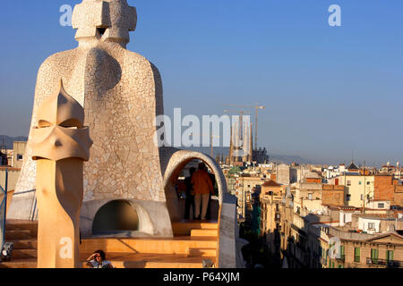 Blick auf die Fassade der Casa Mila, "La Pedrera", Antonio Gaudi, Barcelona, Spanien Stockfoto