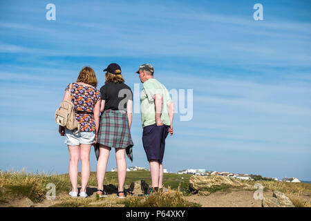 Ansicht der Rückseite einer Familie der Urlauber an der Ansicht in Newquay in Cornwall. Stockfoto