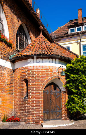 , Woiwodschaft Olsztyn/Polen - 2018/06/16: Main Wing und Innenhof des Ermland Bischöfe Schloss in der historischen Altstadt von Olsztyn Altstadt Stockfoto