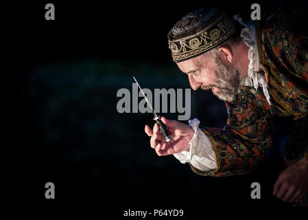 Eine Performance des Händlers von Venedig vom Illyria Theater im Trebah Garden Amphitheater in Cornwall mit dem Schauspieler David Sayers als Shylock. Stockfoto