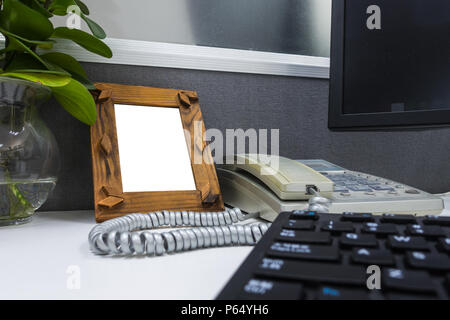 Bilderrahmen Billboard Rechteckige weiße Mockup auf dem Schreibtisch Stockfoto