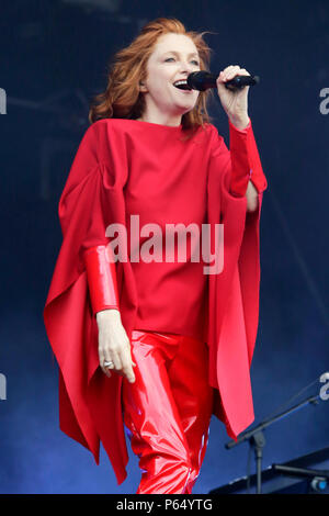 Von Alison Goldfrapp Goldfrapp führt an Tag 2 der Latitude Festival in Henham Park Estate am 14. Juli 2017 in Southwold, England. Stockfoto