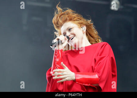 Von Alison Goldfrapp Goldfrapp führt an Tag 2 der Latitude Festival in Henham Park Estate am 14. Juli 2017 in Southwold, England. Stockfoto