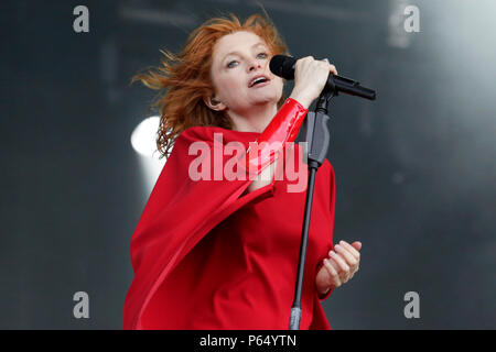 Von Alison Goldfrapp Goldfrapp führt an Tag 2 der Latitude Festival in Henham Park Estate am 14. Juli 2017 in Southwold, England. Stockfoto