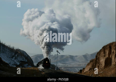 Bereits bei einer Temperatur von minus 15 Grad, eine Klammer der China Railway QJ Klasse 2-10-2s Pass das Vorsignal für Shandian mit einem eastbo Stockfoto