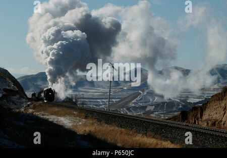 Bereits bei einer Temperatur von minus 15 Grad, eine Klammer der China Railway QJ Klasse 2-10-2s Pass das Vorsignal für Shandian mit einem eastbo Stockfoto