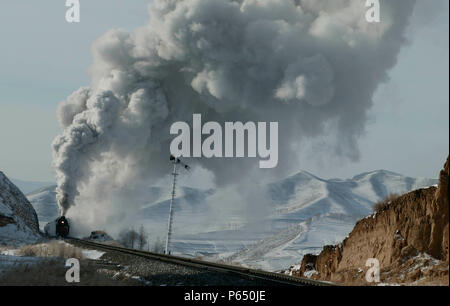 Bereits bei einer Temperatur von minus 15 Grad, eine Klammer der China Railway QJ Klasse 2-10-2s Pass das Vorsignal für Shandian mit einem eastbo Stockfoto