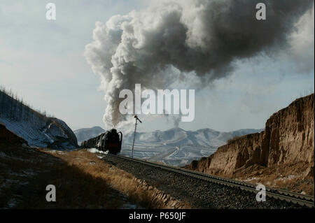 Bereits bei einer Temperatur von minus 15 Grad, eine Klammer der China Railway QJ Klasse 2-10-2s Pass das Vorsignal für Shandian mit einem eastbo Stockfoto