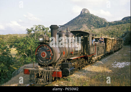 2' 6'' Baldwin 2-8-0 hohe Bälle ein Rechen der geladenen Cane entlang der Arroyo Blanca Linie am Raphael Freyre Sugar Mill in Kuba Holguín Provinz Stockfoto