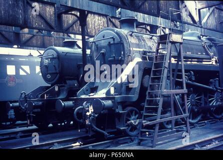 Eine britische Eisenbahnen Standard Klasse 5 4-6-0 mit caprotti Ventiltrieb steht neben einem ehemaligen LMS Stanier 8F 2-8-0 bei Patricroft Dampf zu vergießen. Stockfoto