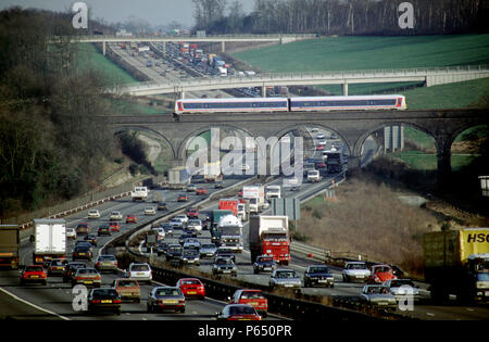 Ein chiltern Züge DMU gleitet anmutig über den Stau auf der Autobahn M25 entfernt. C 1993. Stockfoto
