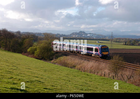 Eine Klasse 170/4 Turbostar DMU triebzugeinheit Pässe Cowie mit einem Aberdeen - Glasgow Queen St. April 2005. Stockfoto