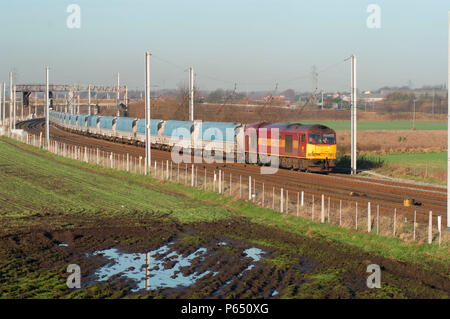 Eine Klasse 60 Diesellok Pässe Winwick mit einer geladenen mgr Service von Liverpool Docks Bulk Terminal zu Fiddlers Ferry. Dezember 2004. Stockfoto