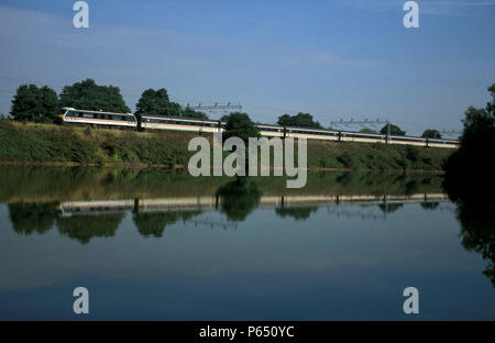 Eine Klasse 90 elektrische Leiter einer northbound West Coast Main Line Service in ICE-Lackierung in der Nähe von Watford Gap. Mai 1997 Stockfoto