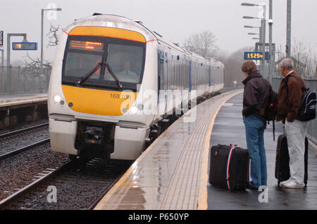 Ein clubman Turbo Klasse 168/1 DMU-Anrufe an, die an der Warwick Parkway in tristen Wetter während der Arbeit ein Birmingham Snow Hill - Marylebone Service. Februar 2005. Stockfoto