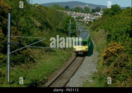 Ein Dublin Area Rapid Transport (DART) Service Köpfe weg von Bray gebunden für Greystones am Dienstag, Mai 2004 18. Stockfoto