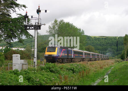 Eine erste Große Westliche HST Köpfe weg von semaphore Signale an St Blazey mit einem Sommer Samstag Holiday Service auf der Cornish Nebenbahn von Gleichheit zu Stockfoto