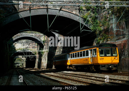 Eine erste North West Pacer DMU in Merseyrail livery Köpfe weg von der Liverpool Lime Street im Sommer 2004. Stockfoto