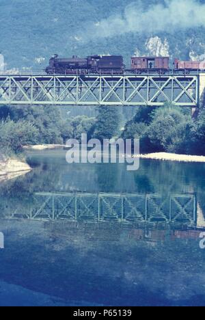 Eine ehemalige österreichische Staatsbahn 0-10-0 durch den legendären Karl Golsdorf am Arbeitsplatz inmitten der rauen Landschaft Sloweniens entwickelt, im August 1972. Diese engin Stockfoto