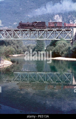 Eine ehemalige österreichische Staatsbahn 0-10-0 durch den legendären Karl Golsdorf am Arbeitsplatz inmitten der rauen Landschaft Sloweniens entwickelt, im August 1972. Diese engin Stockfoto