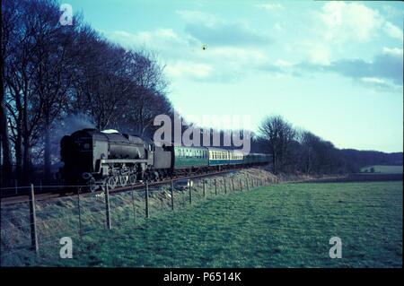 Ein ehemaliger Southern Railway Bulleid re-Light Pacific Fäden durch Micheldever mit einem Express auf dem ehemaligen Londoner und South Western Railway ma Stockfoto