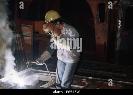 Ein Mädchen schweißen Detail Teile für den Bau von SY Klasse 2-8-2 s in Tangshan Locomotive Works in China. Stockfoto