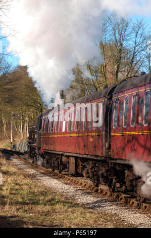 Ein lokaler Zug fährt Oakwood auf der Keighley & Worth Valley Railway während einer Gala. Februar 2005. Stockfoto