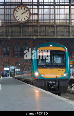 Ein Midland Mainline Turbostar Zug wartet auf Abfahrt vom Londoner Bahnhof St. Pancras Station. Die beeindruckende Barlows Arch wird gesehen, drohende Overhead. 8. April Stockfoto