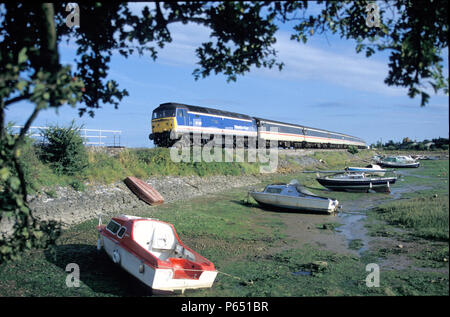 Ein Netzwerk Süd-ost livrierten Class 47 diesel-elektrische an der Spitze eines Zuges an Cockwood Harbour in Devon. C 1992 Stockfoto