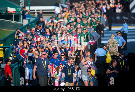 160512-N-GZ 277-307 ORLANDO, Fla. (12. Mai 2016) Familie und Freunde des Team USA Athleten laufen auf der Bühne während der abschlusszeremonie von Invictus Games 2016. Der internationale Wettbewerb, Invictus Games 2016, bringt Verwundete, Verletzte und Kranke service Mitglieder im Geist der freundliche athletische Konkurrenz. Über 500 Teilnehmer aus 15 Nationen nahmen an der Veranstaltung teil in Orlando, Fla., 8. bis 12. Mai statt. (U.S. Marine Foto von Mass Communication Specialist 2. Klasse Nicolas C. Lopez/Freigegeben) Stockfoto
