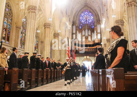 Die Farbwächter des Navy Recruiting District New York präsentieren die Nationalfarben während einer Gedenkmesse in der St. Patrick's Cathedral, New York City, zu Ehren des Chief Special Warfare Operator Charles Keating IV., der am 3. Mai im Nordirak getötet wurde. Das Ereignis würdigt das Opfer von Marinepersonal, das die Operation inhärente Entschlossenheit unterstützt. Die Mitglieder des Dienstes und die Gemeindeführer ehrten seine Beiträge, indem sie die Traditionen der Marine, zeremonielle Protokolle und das Gedenken an den Dienst und die Tapferkeit veranschaulichten. Stockfoto