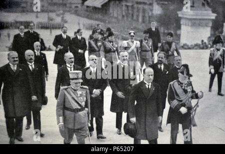 Rom, 4. November 1926 - Der Duce, kehrte in die Hauptstadt nach der Bombardierung von Bologna, vom Gouverneur von Rom begleitet, und allgemeine Bazan Stockfoto