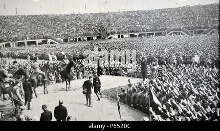 Bologna, 31. Oktober 1926 - die feierliche Eröffnung des Littoriale - den Duce spricht für die Soldaten und die große Flut von Menschen Stockfoto