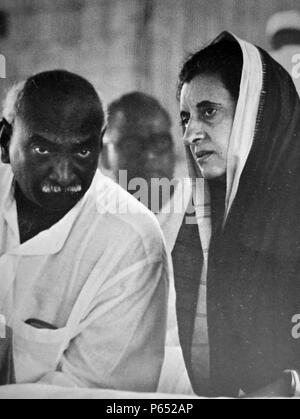 Indira Gandhi Premierminister von Indien spricht mit einem Kongress-Partei-Kollegen. Stockfoto