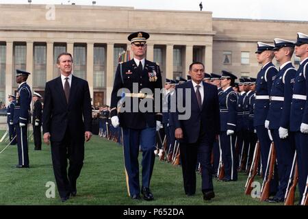 Verteidigungsminister William S. Cohen (links) tritt Oberstleutnant Charles Sniffin (Mitte), U.S. Army, dem Kommandeur der Truppen, in Begleitung von Besuchen der ägyptische Präsident Hosni Mubarak (rechts), als er die gemeinsamen Dienste Ehrengarde während einer März 30, 2000, Feier ihn einladend zum Pentagon prüft. Nach der vollständigen Ehrungen Begrüßungszeremonie, Mubarak nahmen an einem Arbeitsfrühstück, indem nicht nur ältere Verteidigungsministerium Beamte teilgenommen, aber auch mehrere prominente US-Senatoren Stockfoto