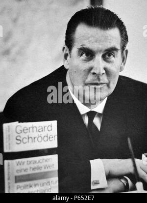 Gerhard Schröder (1910 - 31. Dezember 1989) westdeutsche Politiker und Mitglied der Christlich Demokratischen Union (CDU) Party. Er diente als Bundesminister des Innern von 1953 bis 1961 als Außenminister von 1961 bis 1966, und als Verteidigungsminister von 1966 bis 1969. Bei den Wahlen von 1969, die er für das Amt des Präsidenten der Bundesrepublik Deutschland lief, war aber outpolled von Gustav Heinemann Stockfoto