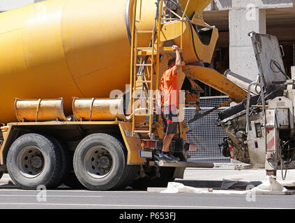 Teil von einem betonmischer Lkw auf der Baustelle Stockfoto