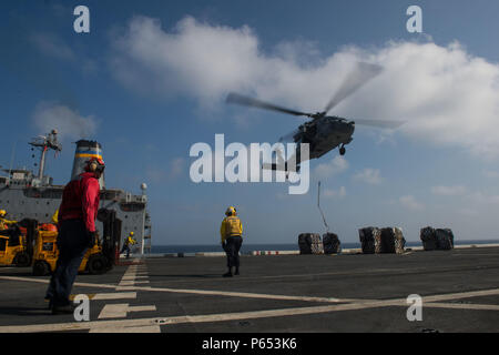 {Filename base} Golf von Aden (11. April 2016) Matrosen an Bord amphibious Transport dock Schiff USS New Orleans LPD (18) vorbereiten zu bewegen versorgt von einem MH-60 Knight Hawk geliefert von der "Wild Cards" der Hubschrauber Meer bekämpfen (HSC) Squadron 23 während einer vertikalen Replenishment (VERTREP). USS New Orleans ist Teil der Boxer amphibische Gruppe und bereit, mit der begonnen 13 Marine Expeditionary Unit, ist auf die Unterstützung der Maritime Security Operations und Theater Sicherheit Zusammenarbeit im 5 Bereich der Flotte im Einsatz sind. (U.S. Marine Foto von Mass Communication Specialist 3. Klasse Chelsea Stockfoto