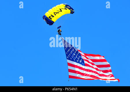 160416-N-RR 852-069 KNOXVILLE, Tenn (16. April 2016) Special Warfare Operator 1. Klasse Trevor Thompson, ein Mitglied der US-Marine Fallschirm demonstration Team, den Sprung Frösche, Paraden, die US-Flagge auf Neyland Stadium während Knoxville's Marine Woche. Die marine Woche Programm soll das Bewusstsein über die Marine in Bereichen über dem Land, die traditionell Keine naval Anwesenheit haben zu heben, und Amerikas Marine näher an die Menschen, die es durch gemeinschaftliche Beziehungen Projekte, Vorträge, Wissenschaft, Technologie, Ingenieurwesen, Mathematik (STEM) Demonstrationen und Medien schützt zu bringen intervi Stockfoto