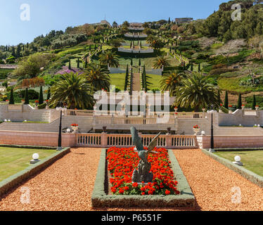 HAIFA, Israel - 25. MÄRZ 2018: Blick auf die Terrassen der Bahai Glauben am Frühling Zeit Stockfoto