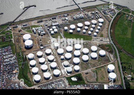 Luftbild Süd westlich von River Thames Estuary, BP Raffinerie Coryton, Ölraffinerien, Öltanks, Thames Haven, östlich von Stanford-le-Hope, Essex, Großbritannien Stockfoto