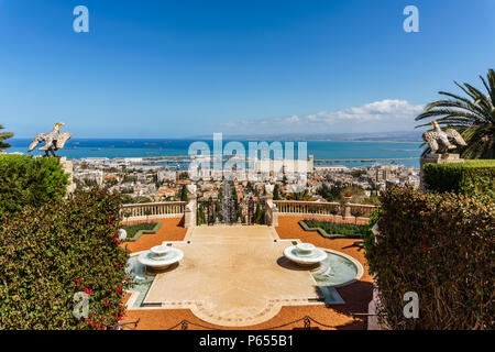 HAIFA, Israel - 25. MÄRZ 2018: Blick von den Terrassen der Bahai Glauben am Frühling Zeit Stockfoto