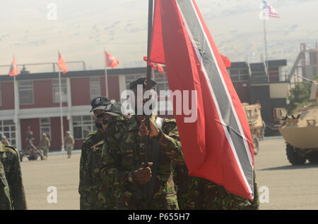 Spezielle Kräfte aus 20 Ländern in Zentral- und Südamerika nahm an fuerzas Comando Eröffnungsfeier 2016 am 2. Mai in Ancon, Peru 2016. Fuerzas Comando 2016 ist ein USSOUTHCOM - Gesponsert von der Republik Peru von Mai 2-12 gehostet werden. Fuerzas Comando 2016 ermöglicht den teilnehmenden Ländern durch freundliche Konkurrenz zu trainieren, während die Förderung der militärischen Beziehungen aufzubauen und die Ausbildung Wissen. (U.S. Armee Foto von Sgt. ERic Roberts/Freigegeben) Stockfoto