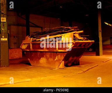 Überlastet Überspringen bei Nacht Stockfoto